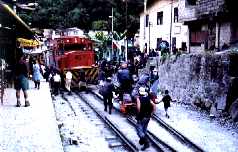 Passage du train dans le village d'aguascalientes ou de petits restos bordent les quais